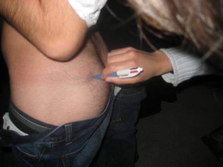 DEFI 19: 1 mec doit se faire signer les fesses par une fille 100pts